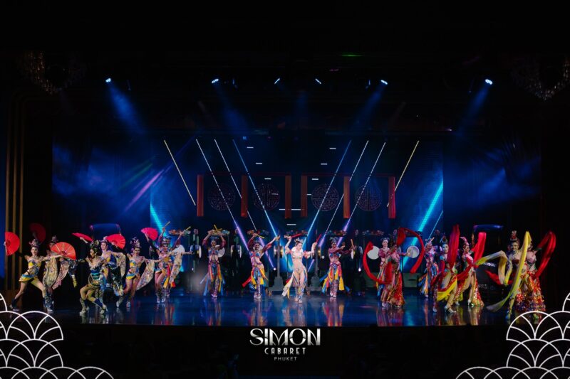การแสดงเปิดเวทีสุดอลังการที่ Simon Cabaret Phuket
