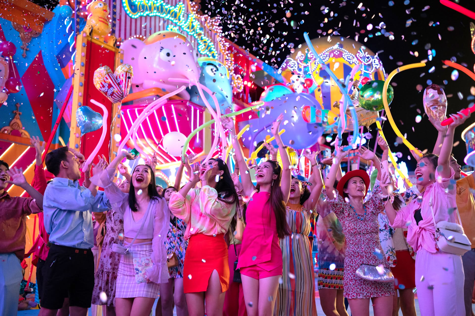 นักท่องเที่ยวถ่ายภาพและร่วมสนุกท่ามกลางแสงสีภายใน Carnival Magic Phuket