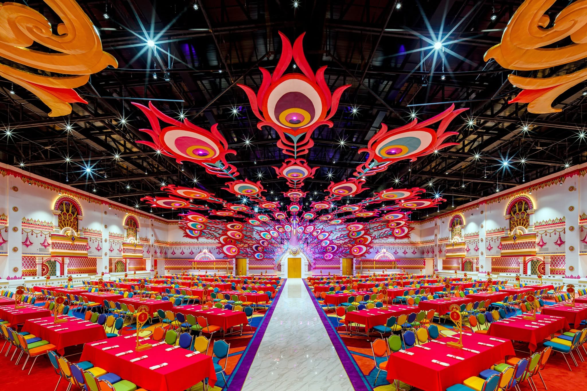 ห้องอาหารบุฟเฟต์ Bird of Paradise ภายใน Carnival Magic Phuket ที่ตกแต่งอย่างหรูหรา