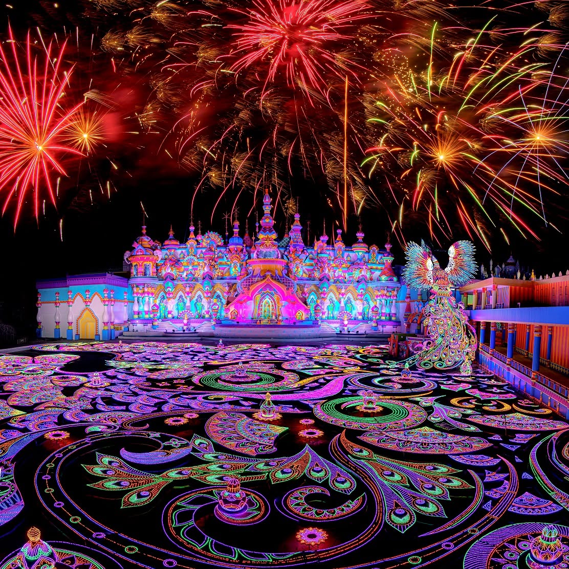 การแสดงพลุเหนืออาณาจักรแห่งแสงสีของ Carnival Magic Phuket สถานที่ท่องเที่ยวยามค่ำคืนชื่อดังของจังหวัดภูเก็ต