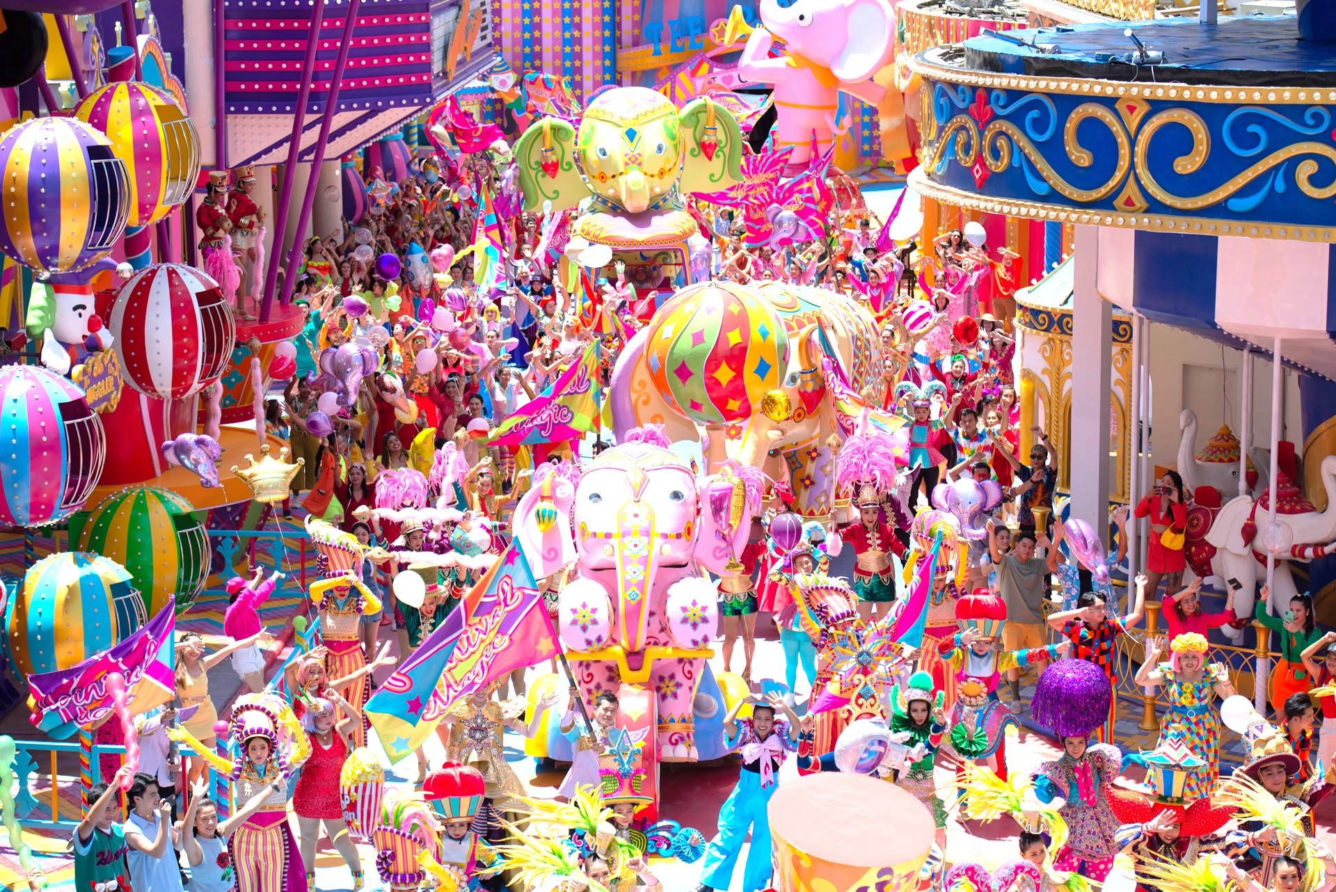 โซน Carnival Fun Fair ภายใน Carnival Magic Phuket ที่เต็มไปด้วยกิจกรรมและของตกแต่งสีสันสดใส