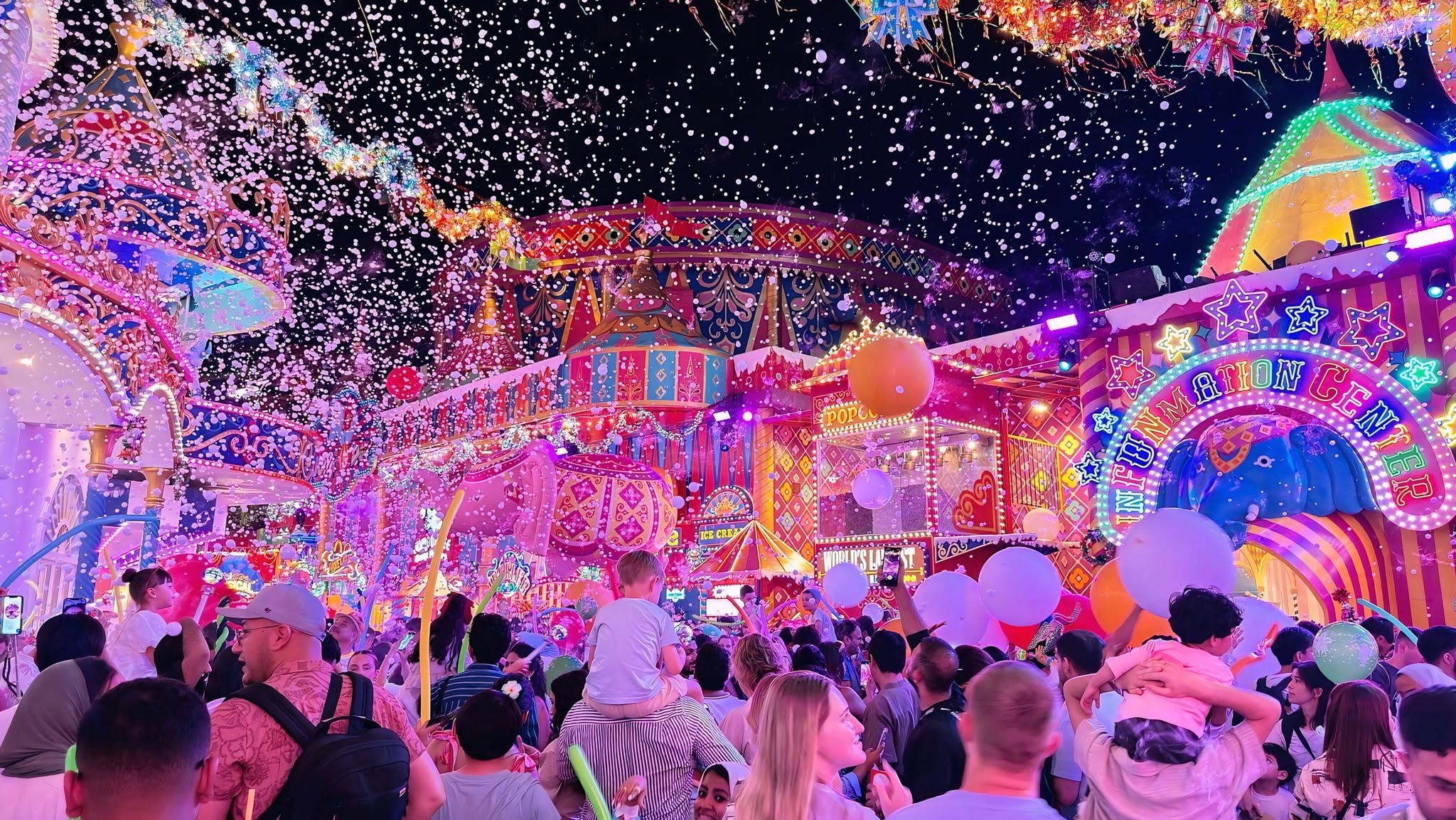 บรรยากาศภายใน Carnival Magic Phuket ที่เต็มไปด้วยแสงไฟสีสันสดใสและนักท่องเที่ยวจำนวนมาก