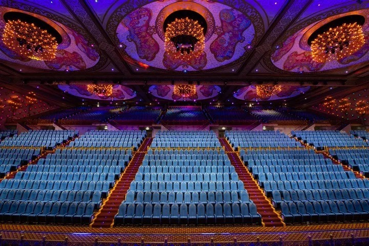 ผังที่นั่งภายในโรงละคร River Palace ของ Carnival Magic Phuket ที่รองรับผู้ชมจำนวนมาก