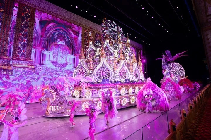 การแสดง River Carnival Parade ขบวนพาเหรดขนาดใหญ่ภายในโรงละครของ Carnival Magic Phuket