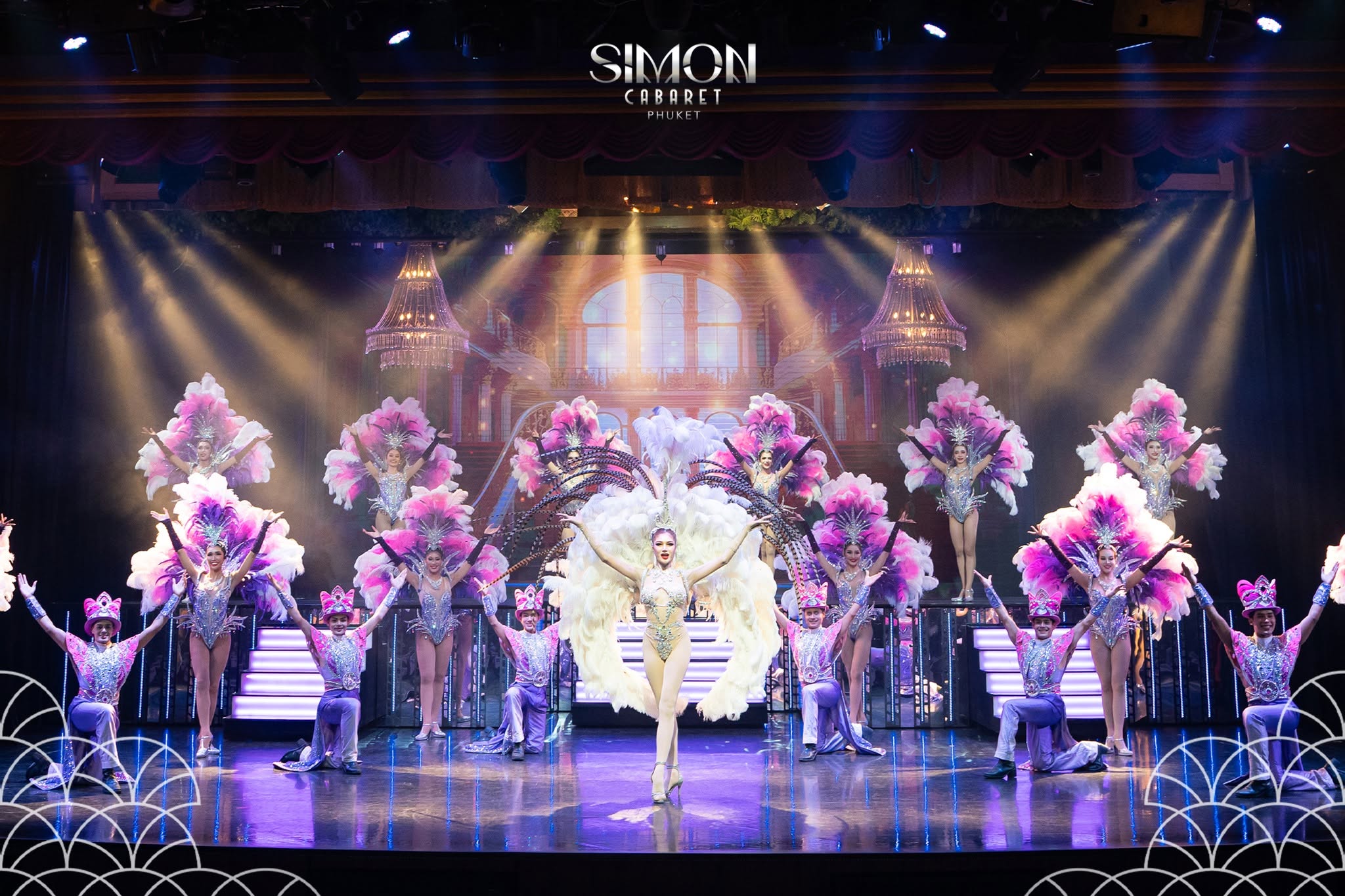 นักแสดงในชุดสีสันสดใสระหว่างการแสดงที่ Simon Cabaret Phuket