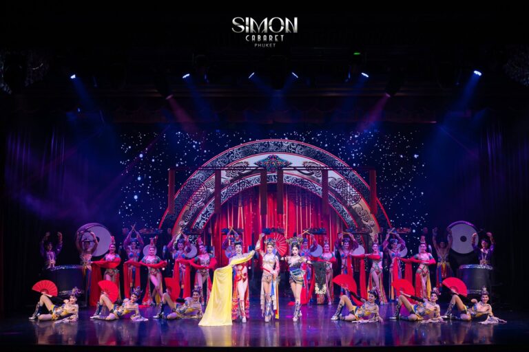 การแสดงพร้อมแสง สี และเสียงภายใน Simon Cabaret Phuket