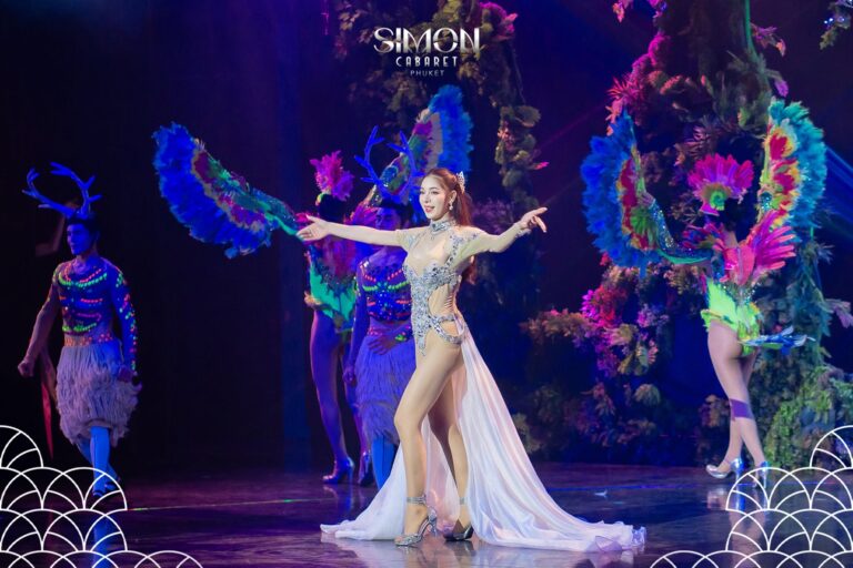 โชว์สุดอลังการบนเวทีของ Simon Cabaret Phuket จังหวัดภูเก็ต