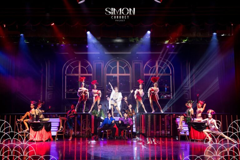 นักแสดงและฉากการแสดงภายใน Simon Cabaret Phuket