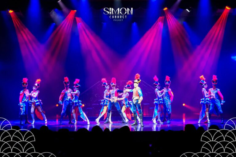 บรรยากาศภายในโรงละคร Simon Cabaret Phuket ระหว่างการแสดง