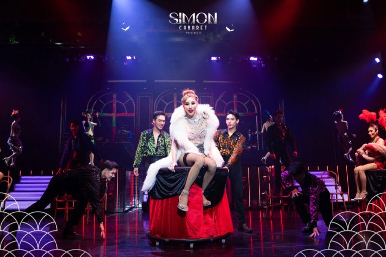 การแสดงบนเวทีพร้อมเครื่องแต่งกายอันโดดเด่นที่ Simon Cabaret Phuket