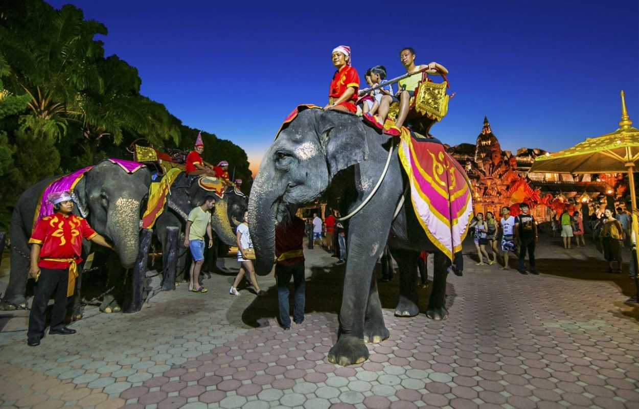 Phuket FantaSea 10 ขี่ช้างและถ่ายรูปกับช้างที่ภูเก็ตแฟนตาซี